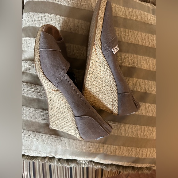 TOMS Size 9.5 - Picture 3 of 10